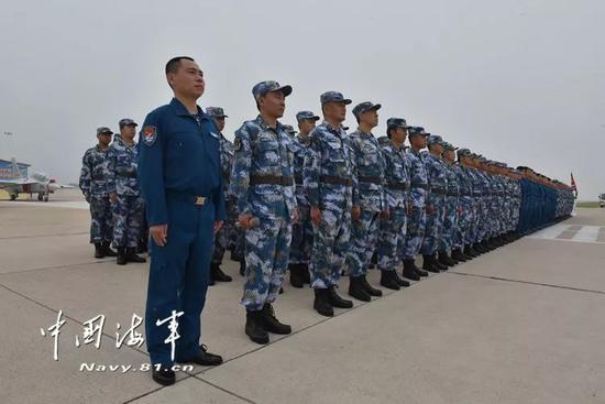 在战机前列队(图片来源:@中国海军网)