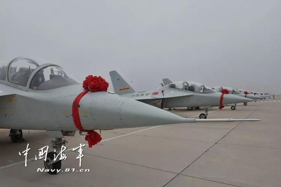 首批列装海军航空兵的教练-10(图片来源:@中国海军网)