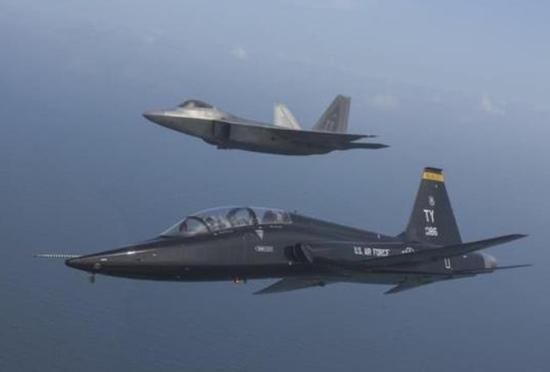 T-38教练机和F-22