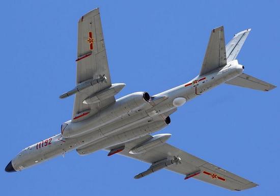 轰6K经过大量改进,可以挂载射程2000公里的巡航导弹,可携带核弹头,威慑力惊人