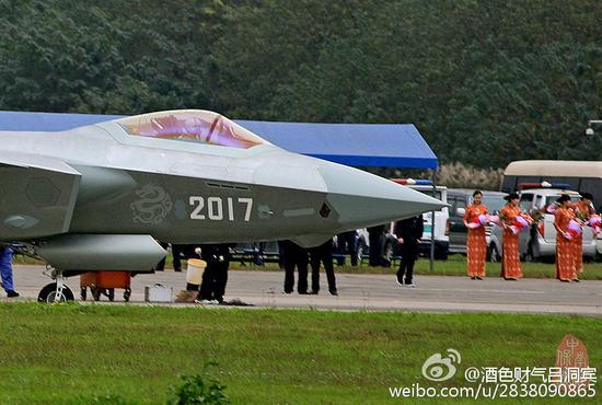 近日时隔2016号歼20首飞仅两个多月,最新一架编号2017号的国产第四代隐形战机歼20在西南某机场成功首飞!这是该型四代机除去首批2架技术验证 机外的第6架原型机,照此进度歼20距正式量产入列人民空军又更进了一步。向光荣的航空军工人致敬!(来源:鼎盛军事 ID:Adam.Y)
