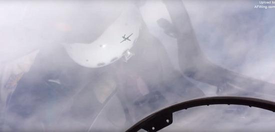 上图:一架俄军战机与一架MQ-9“死神”无人机的“近距离接触”,二者相距只有几百英尺。在发生了数起这种类型的“近距离接触”后,美俄双方在当地成立了一条“热线”以避免空中冲突的发生