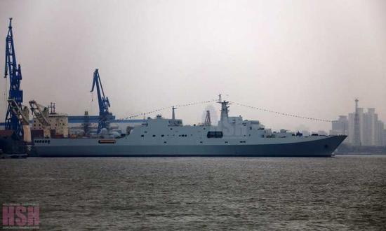 正在下水的071A型船坞登陆舰(图片来源:HSH发烧友论坛)