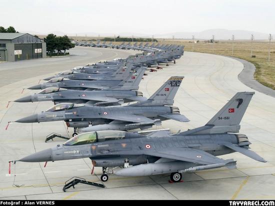 土耳其空军目前是北约第三大空中力量,仅次于美国和英国。土耳其空军现役战机有240架各型F-16战斗机、200架F-4战斗机、7架KC-135加油机、4架E-737预警机、52架CN-235、13架C-130、160架C-130D运输机,以第三代防御战机为主。
