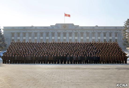 朝鲜最高领导人金正恩在党中央委员会大楼同为主体朝鲜第一颗氢弹试验成功做出贡献的核科技工作者