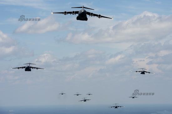 2015年5月21日,北卡罗来纳州。美军第437空运联队的C-17A环球霸王III战略运输机群参与第82空降师的跳伞训练。此次美国空军至少出动了15架C-17A。