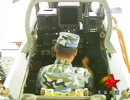 歼轰-7在国产作战飞机之中首次采用了下视多功能显示器