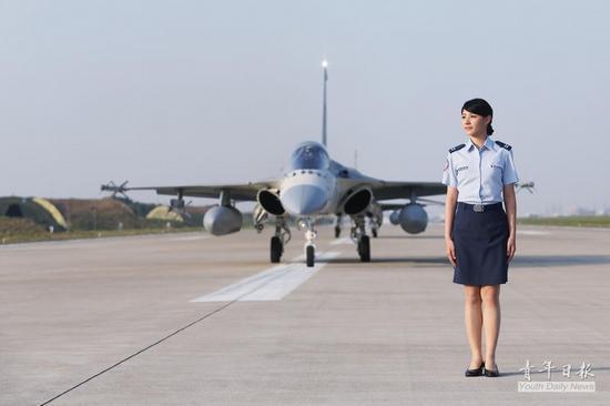 台湾军方形象月历4月份人物方棱溶中尉,服役于“空军”司令部。