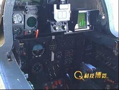 歼-8B/D战斗机的座舱,可以看以它仍旧属于玻璃化座舱的早期阶段