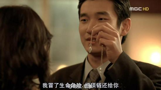 电影《假如爱有天意》中,吴俊河在越南战场上冒着生命危险一心要捡回项链。这幕个人命运的悲欢离合,大背景之一就是越南战场上韩国对美国的一心追随。