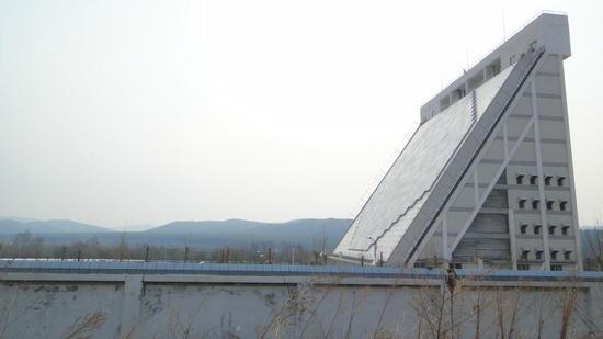 国产疑陆基巨型相控阵战略预警雷达