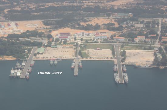 近日,有外国军事论坛发布一组越南金兰湾海军基地俯瞰照片。拍摄具体时间不详,但能看出是近期的最新照片。图中能看到越南海军两艘最新型猎豹3.9级轻护卫舰正在码头停泊,另有数艘毒蜘蛛级导弹艇也在基地内停泊。上世纪80年代的金兰湾是苏联海军最重要的海外军事基地之一。