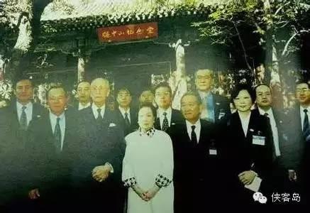 1998年,蔡英文(前排右一)随辜振甫访问北京