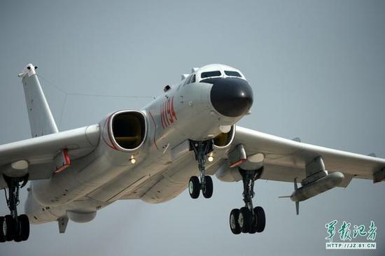 中国空军轰6K战神轰炸机
