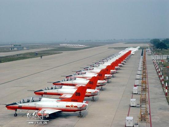 图为我空军航校机场,停满了K-8教练机