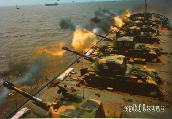 (96年央视新闻台海大演习里著名的榴弹炮上舰图,其背后是解放军火力打击能力的落后与不足,当时的解放军海空军都没有能力阻止美军介入台海)