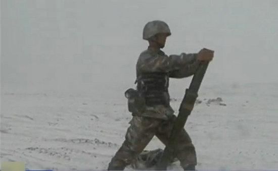 双臂前伸,为火炮赋予射向