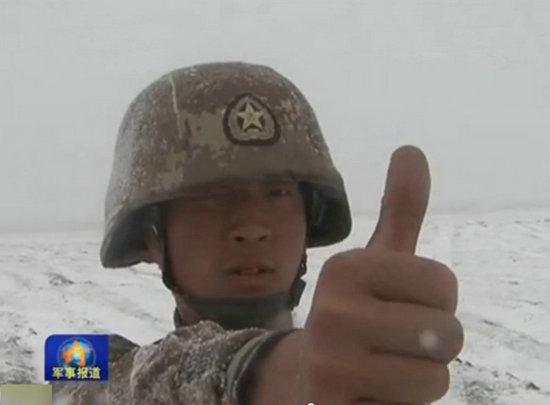 使用大拇指跳眼法为火炮测距