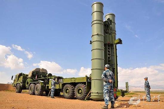 中国引进的俄罗斯S-300PMU1导弹系统,采用可分离半挂发射的轮式底盘