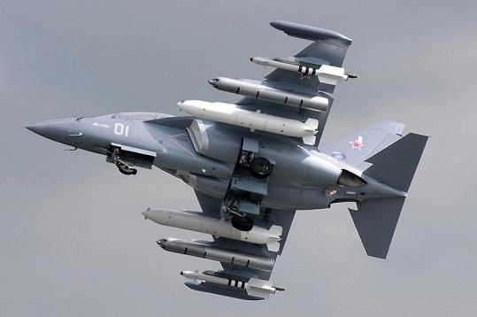 YAK-130的主起落架占据机腹空间,无法布置重载挂架