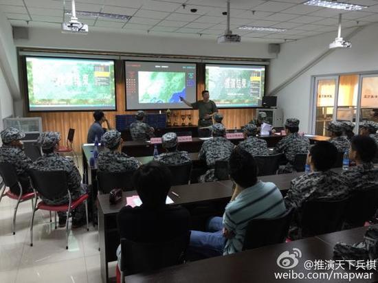2015年第二届北京大学生兵推大赛的照片,看得出来,这也就是一次国防教育课,存在专业性和深度方面的缺陷并不算啥大问题,毕竟关键是引起学生的兴趣