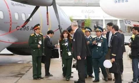 越军在巴黎航展上考察C-295空中预警机