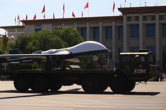 BZK-005与载车的对比,可以看到它是一种大型无人机