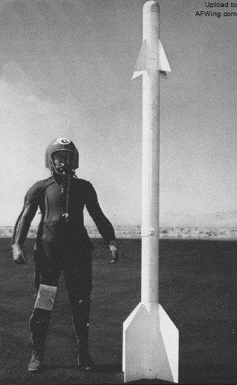 AIM-9B,从此型号起开始了形成了响尾蛇导弹的经典外形。苏联的 AA-2“环礁”就是仿制自AIM-9B