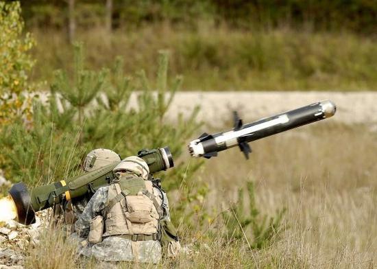 美国FGM-148“标枪”反坦克导弹,该导弹弹体中部有8片弹翼,直径114毫米