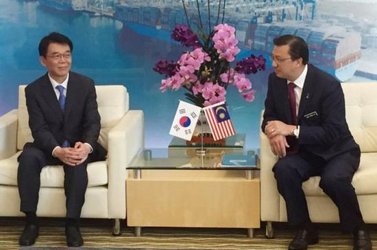韩国土地、基础建设及交通部长姜镐人(左)和马来西亚交通部长廖中莱