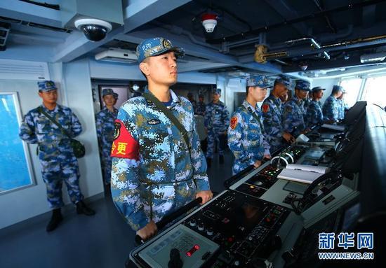 7月8日,导弹驱逐舰合肥舰操纵指挥部位官兵操纵舰艇。新华社记者查春明摄