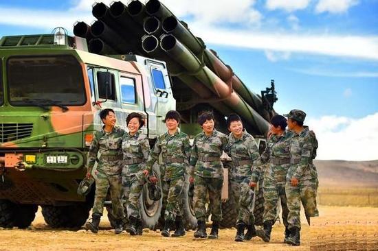 西藏军区某炮兵团远火分队还有一个全部由女号手组成的女炮兵班,操纵火箭炮的技术一点也不次于男兵