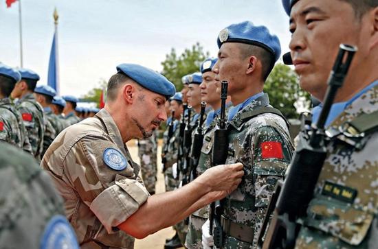 中国维和士兵被授予和平荣誉勋章