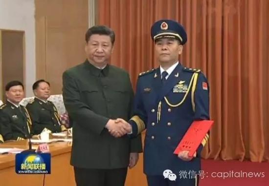 晋升上将仪式上的乙晓光与军委主席习近平合影