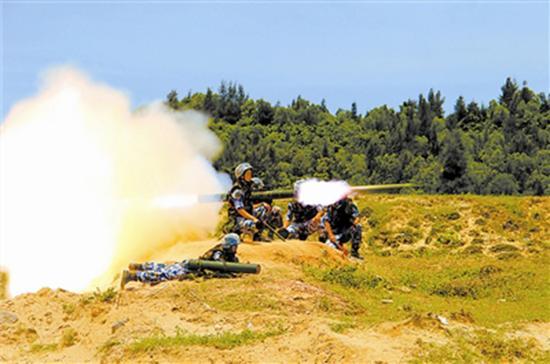 该旅官兵在烈日下进行实弹射击