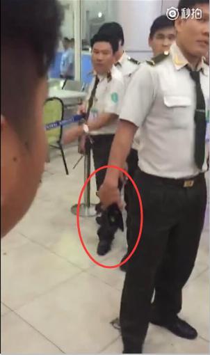 边检人员和游客发生了肢体冲撞