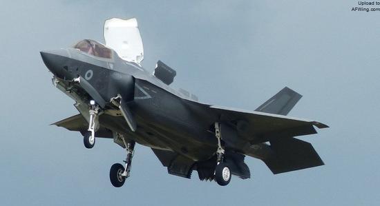 在2016年的范保罗航展上,F-35B做了精彩的悬停机动