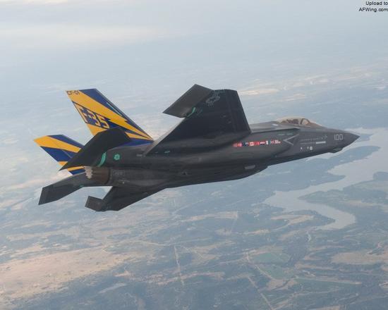F-35C的减速姿态,A/B由于少了两片襟副翼,所以主要靠平尾配合机翼变弯度再加方向舵外偏减速