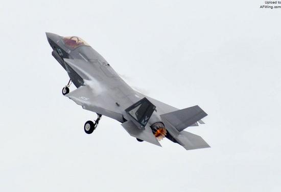 常规起飞中的F-35B,襟翼是自动控制的