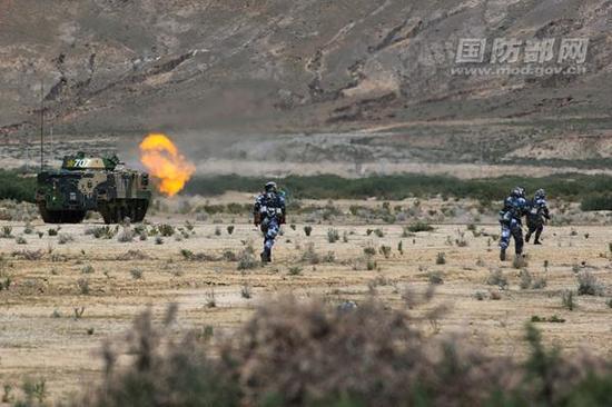 在伞兵战车支援下进行拔点作战