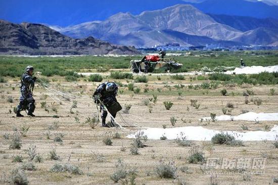 伞兵落地后迅速收拢寻找装备