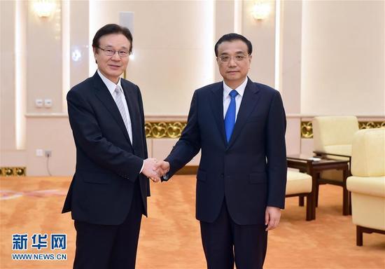 8月25日,国务院总理李克强在北京人民大会堂会见来华举行第三次中日高级别政治对话的日本国家安全保障局长谷内正太郎。