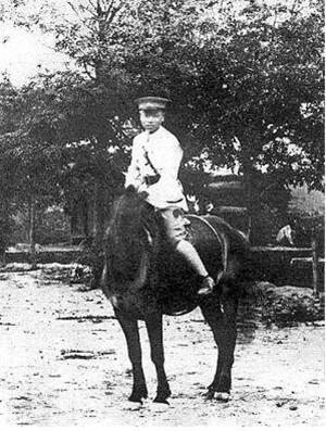 1927年袁殊北伐途中摄于皖赣边境(资料图)