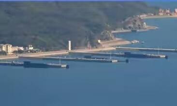 中国某潜艇基地:三艘094型核潜艇驻泊