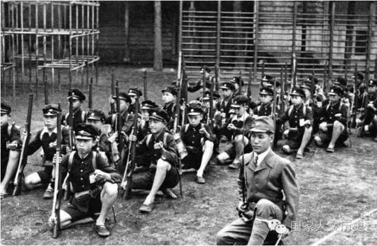 太平洋战争爆发后,由于兵力不足,日本政府安排中小学生开展军事训练。图为1942年5月,日本东京中目黑国民学校的小学生在进行训练