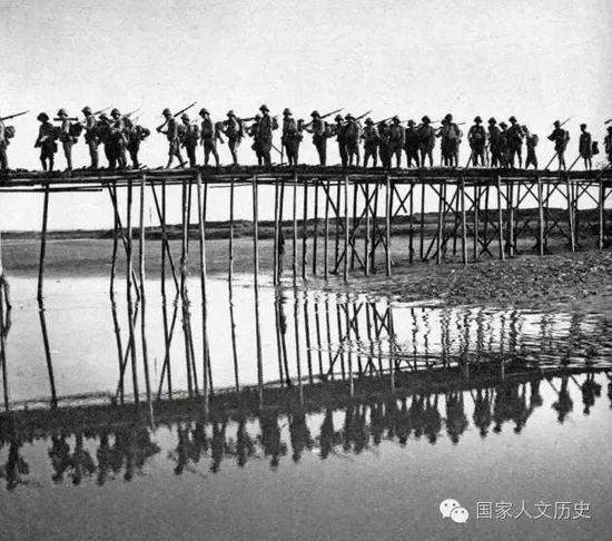 1942年3月, 日军第55师团步兵经过泰国边境,走过竹桥,进入缅甸国境的情景