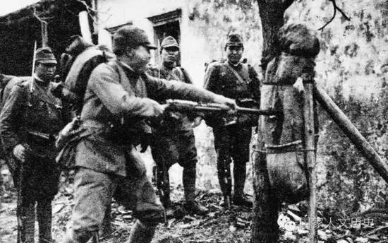 1938年1月前后,苏州沦陷后,日军富士井部队在苏州某阵地进行午前刺刀训练