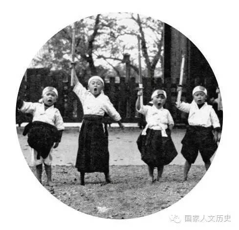 二战中,日本水户少年剑士进行训练