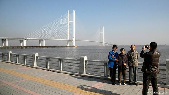 德媒配图,横跨鸭绿江的大桥仍吸引许多游客