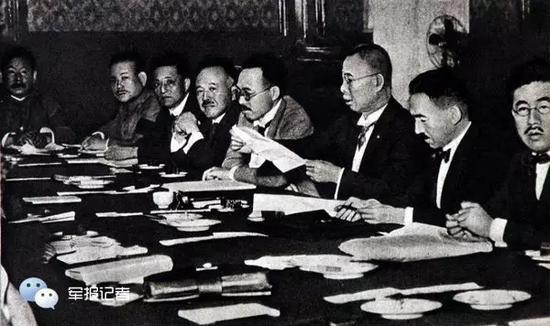 1927年6月27日至7月7日,日本首相田中义一在东京主持召开“东方会议”,制定《对华政策纲要》,确立先占领中国东北、内蒙古进而侵占全中国的侵略扩张政策。图为会议现场